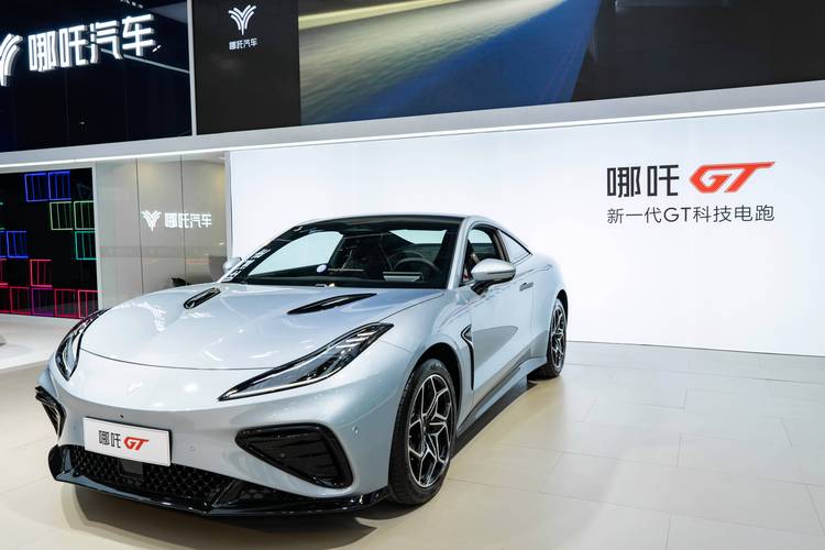 深圳299哪吒汽车在智能汽车领域的表现，领途汽车在新能源汽车市场中的影响力